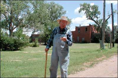 Elgie Unruh in an alley near his home in July 2005. Photo copyright 2005 by Leon Unruh.