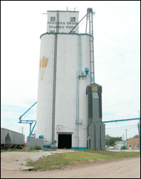 Farmers Grain elevator in Pawnee Rock. Photo copyright 2008 by Leon Unruh.