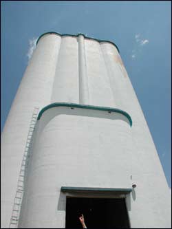 Farmers Grain elevator in Pawnee Rock. Photo copyright 2005 by Leon Unruh.