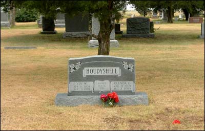 Grave of Glenda and Vin Houdyshell, Pawnee Rock Cemetery. Photo copyright 2008 by Leon Unruh.