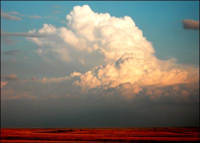 Western Kansas thunderhead. Photo copyright 2008 by Leon Unruh.