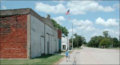 Wide-open Centre Street in Pawnee Rock, 2005. Photo copyright 2007 by Leon Unruh.