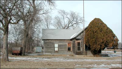 Former home of Peter and Flora Miller Bloom, who built it
around 1900.
It was later the home of Don and Wilma Chapman. The house is on the northwest corner
of the
intersection of Bismark Avenue and Houck Street. Photo copyright 2005 by Leon Unruh.