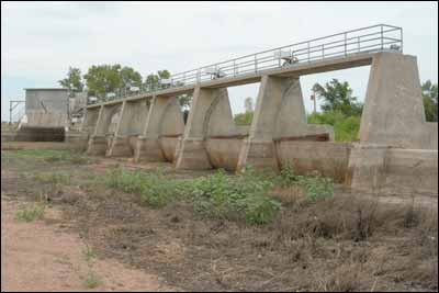 Dundee Dam, August 2006. Copyright 2006 by Leon Unruh.