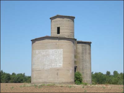 Rayl Elevator, five miles west of Hutchinson. Photo copyright 2011 by Leon Unruh.