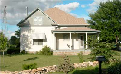 The house Harry Lewis lived in, at Centre and Bismark. Photo copyright 2007 by Leon Unruh.