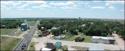 Looking west from Pawnee Rock elevator. Photo copyright 2005 by Leon Unruh.