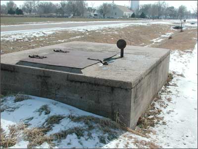The pump housing along the sidewalk to the Rock. Photo copyright 2005 by Leon Unruh.