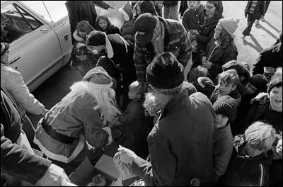 Kids gather around Santa. Photo copyright 2008 by Leon Unruh.